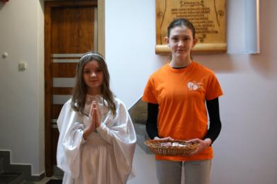 Wolontariuszka SKC wraz z aniołem zbiera datki na zakup witraża do kaplicy