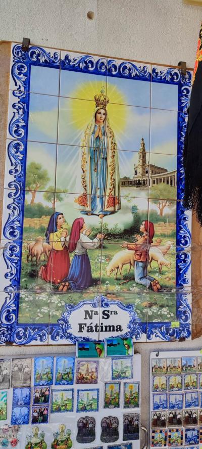 Mozaika z wizerunkiem Matki Bożej Fatimskiej.