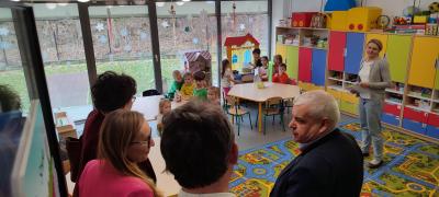 Nauczyciele zwiedzają sale przedszkolne