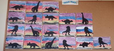 Zdjęcie przedstawia wykonane prace plastyczne dzieci z okazji dnia dinozaura, przywieszone na tablicy korkowej