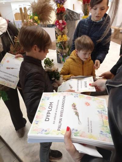 Dzieci odbierają wyróżnienia i nagrody za udział w konkursie.