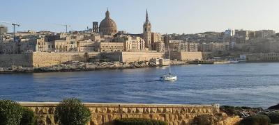 Widok na stolicę Malty z charakterystycznymi zabudowaniami.