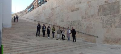 Grupa nauczycieli w czasie zwiedzania ciekawych zakątków stolicy. Nauczyciele stoją na schodach.