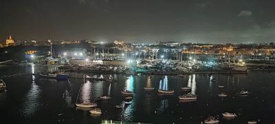 Widok na Maltę nocą.