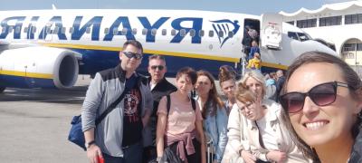 Nauczyciele na płycie lotniska , Ryanair w tle.