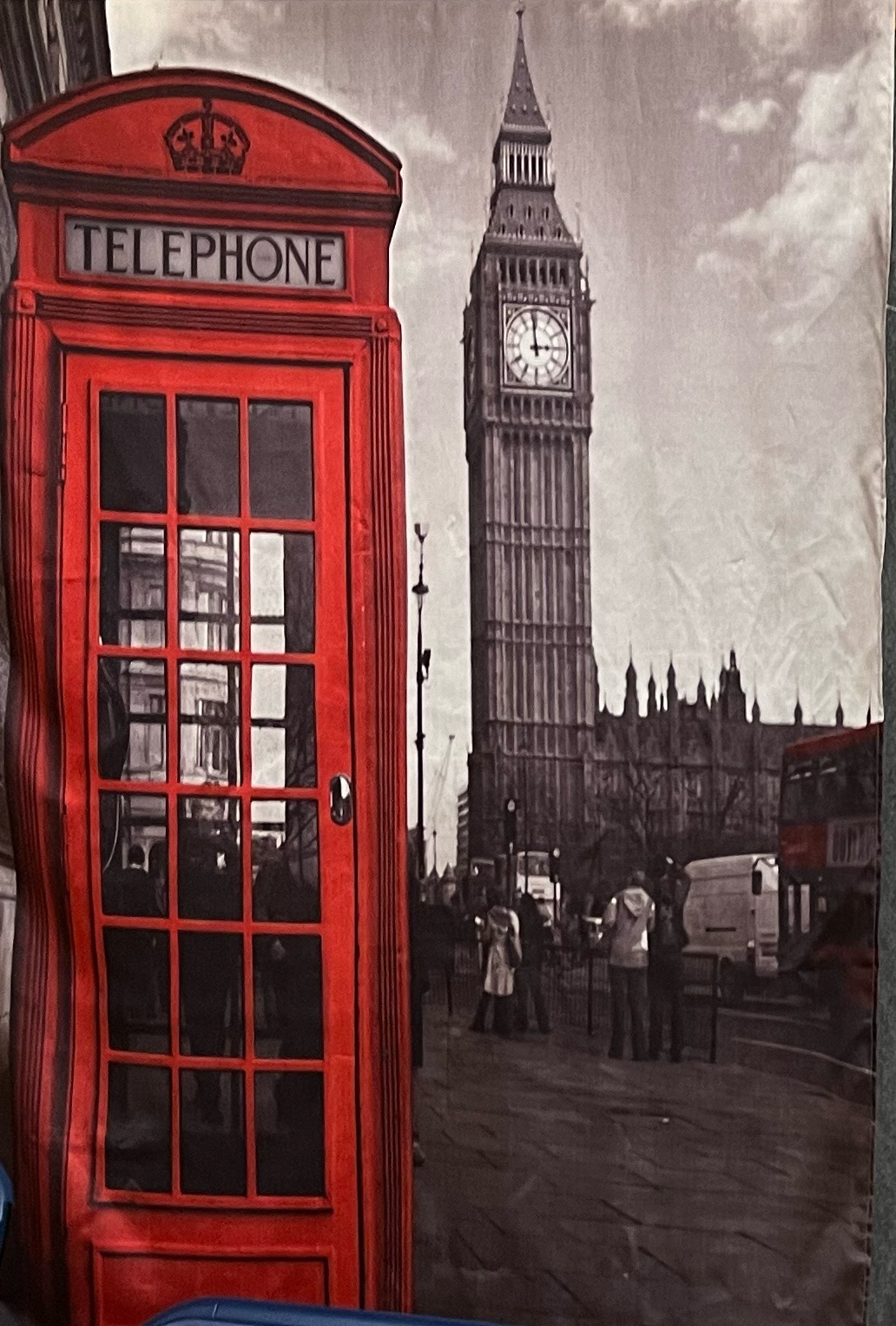 Czerwona londyńska budka telefoniczna oraz big ben.