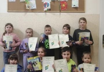 Nagrodzeni uczniowie klas I-III w Konkursie ekologicznym Laurka dla Ziemi