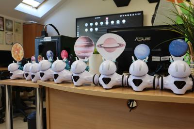Dziewięć robotów Photon z przymocowanymi planetami układu słonecznego.