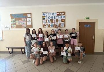 uczniowie z projektu Aktywne przerwy stoją na korytarzu wraz z koordynatorką projektu uczniowie z projektu Aktywne przerwy stoją na korytarzu wraz z koordynatorką projektu