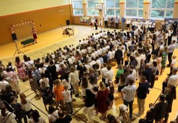 Sala gimnastyczna wypełniona uczestnikami uroczystości rozpoczęcia roku szkolnego. Sala gimnastyczna wypełniona uczestnikami uroczystości rozpoczęcia roku szkolnego.