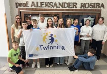 klasa 6b trzyma flagę z logo eTwinning na szkolnym korytarzu klasa 6b trzyma flagę z logo eTwinning na szkolnym korytarzu